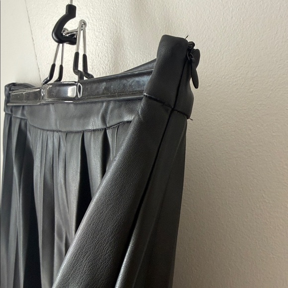 NWT Zara Black Faux Leather Pleated Mini Skirt - Picture 9 of 10